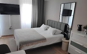 Agostini - Self Check-In Studios - Free Gated Parking On Site